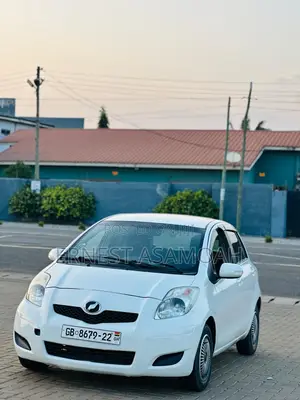 Toyota Vitz 2010 White