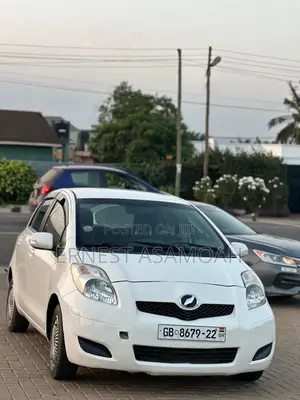 Toyota Vitz 2010 White