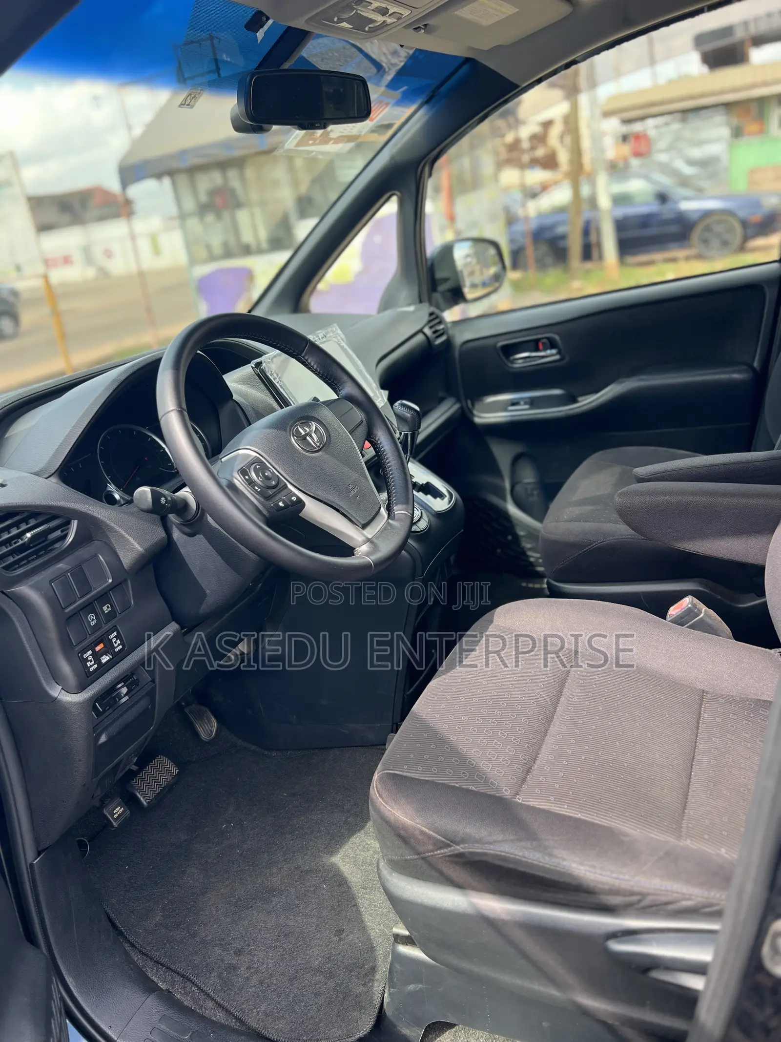 Toyota Voxy X 4WD 8-Seater 2015 White