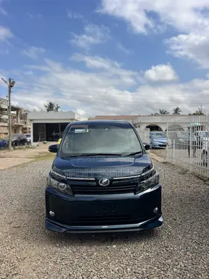 Toyota Voxy X 4WD 8-Seater 2015 White