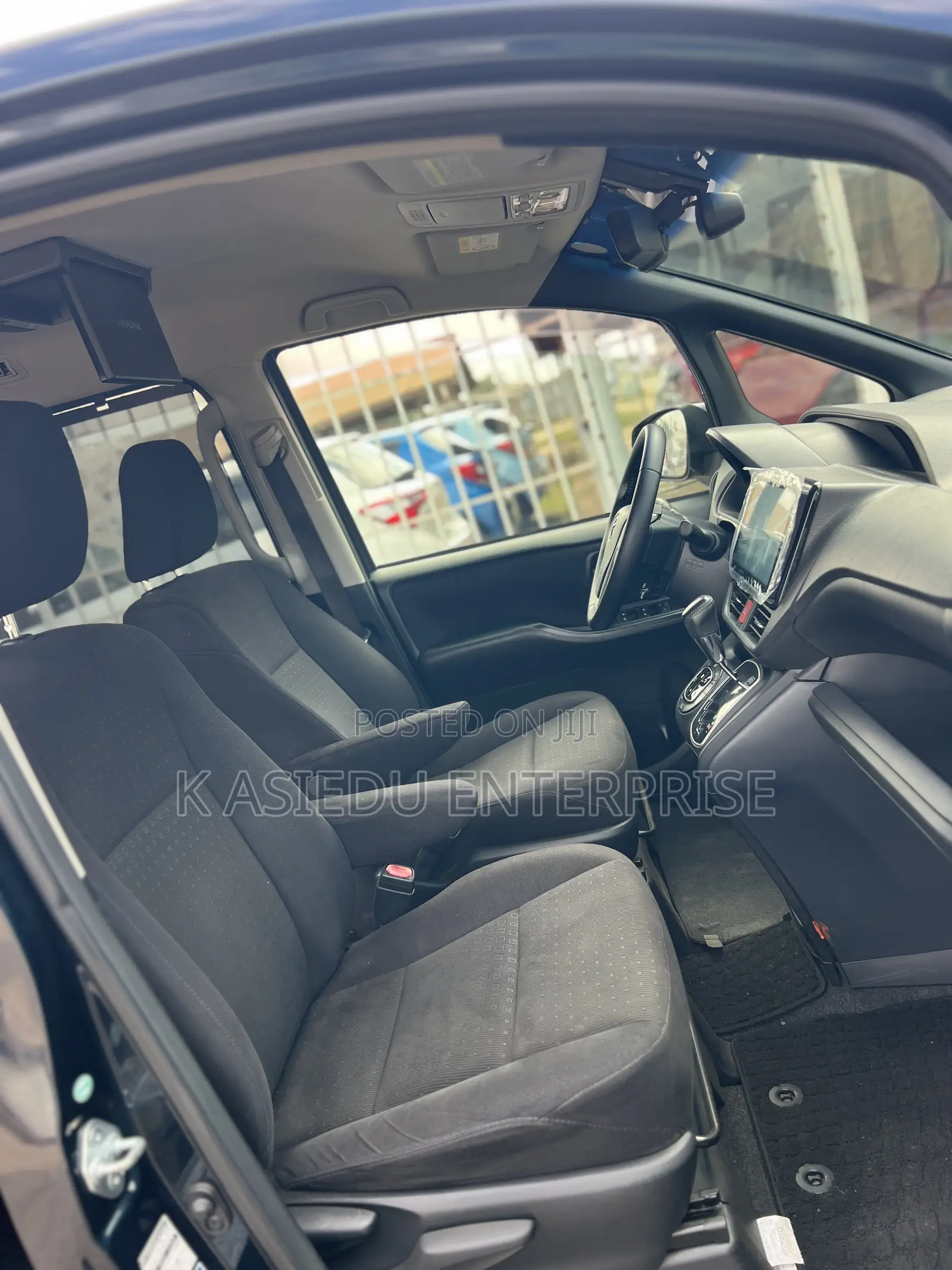 Toyota Voxy X 4WD 8-Seater 2015 White