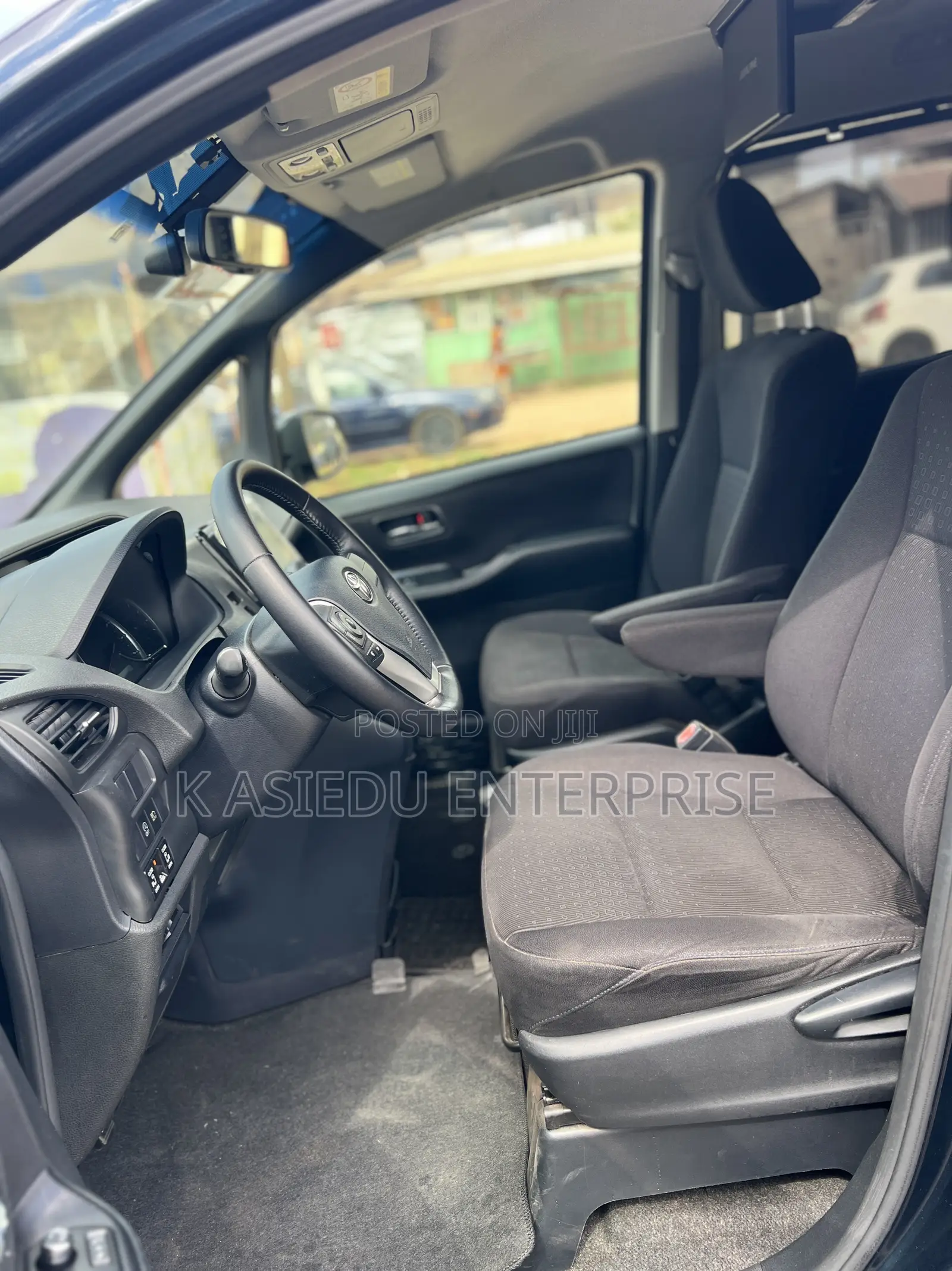 Toyota Voxy X 4WD 8-Seater 2015 White