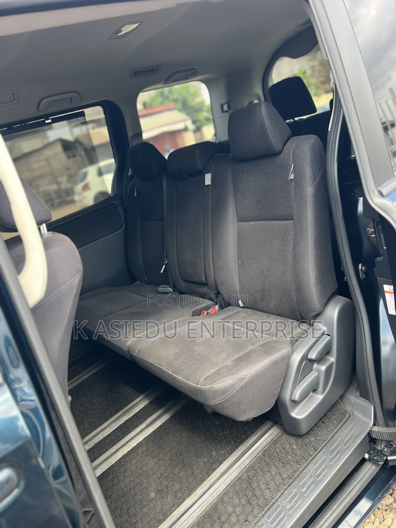 Toyota Voxy X 4WD 8-Seater 2015 White