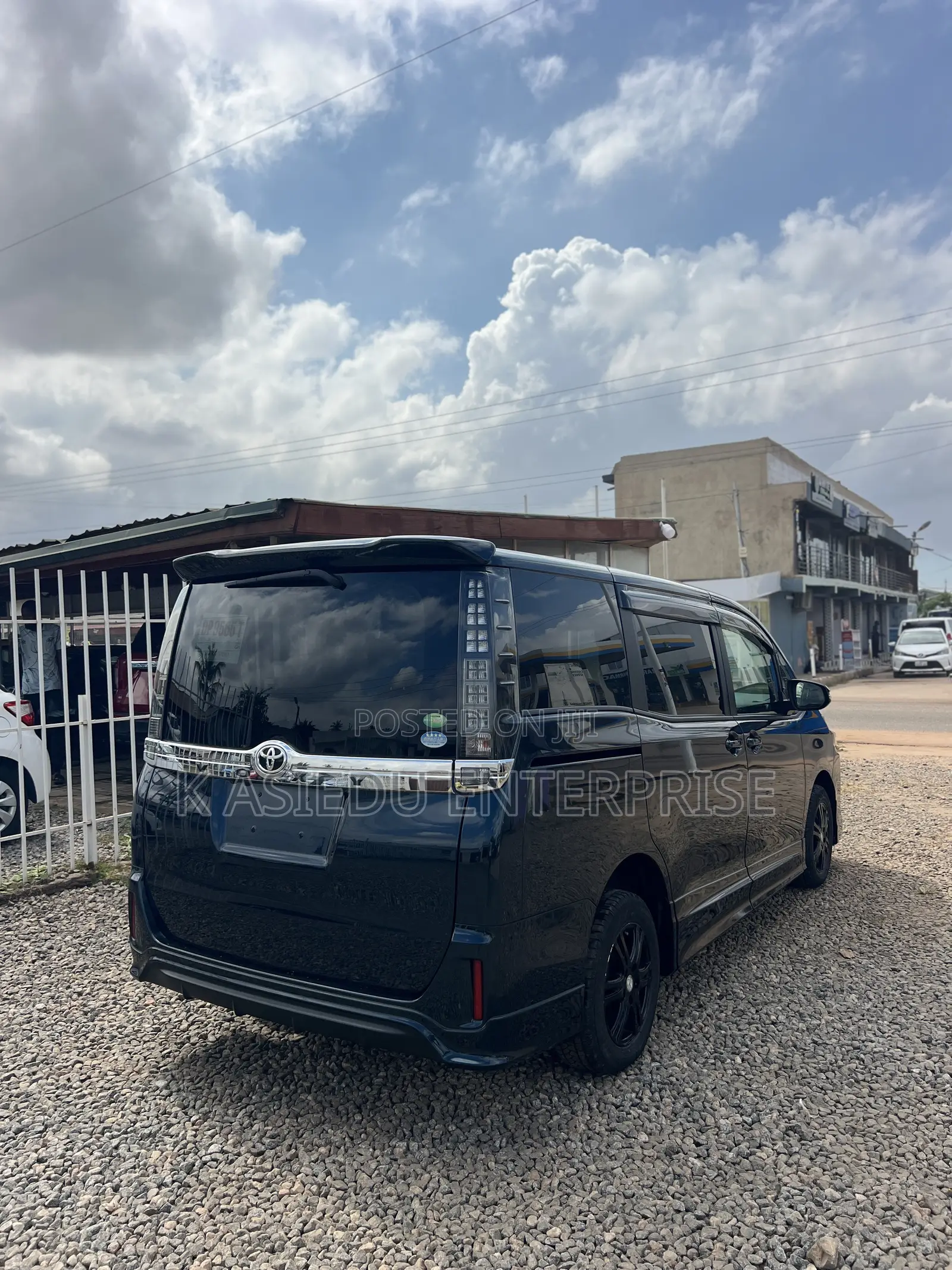 Toyota Voxy X 4WD 8-Seater 2015 White