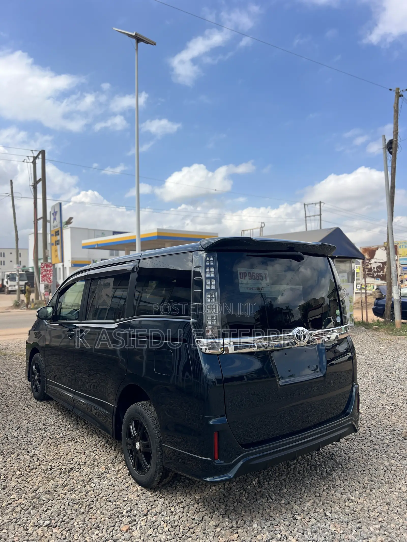 Toyota Voxy X 4WD 8-Seater 2015 White
