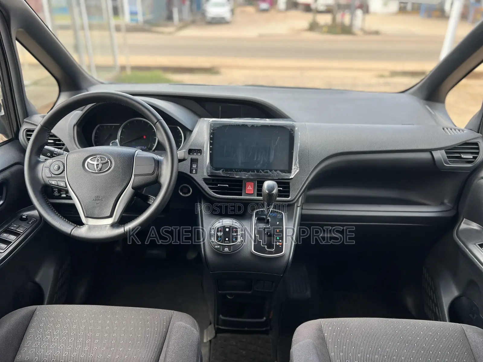 Toyota Voxy X 4WD 8-Seater 2015 White