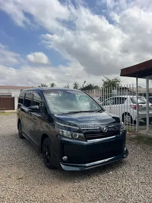 Toyota Voxy X 4WD 8-Seater 2015 White