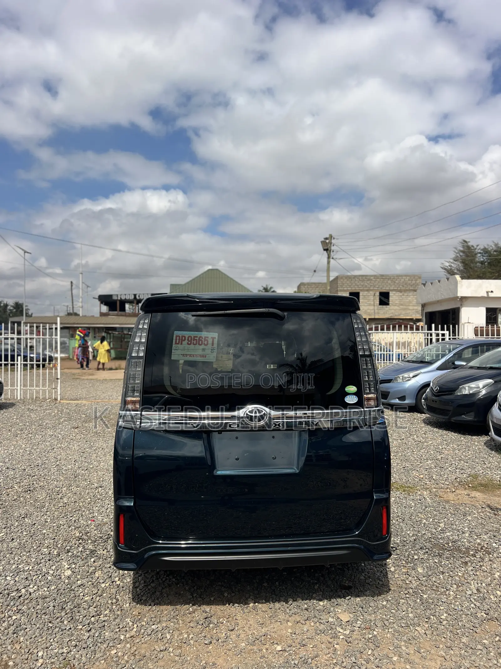 Toyota Voxy X 4WD 8-Seater 2015 White