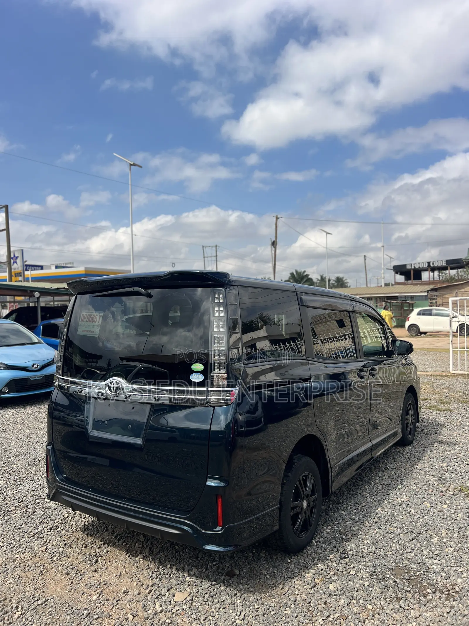 Toyota Voxy X 4WD 8-Seater 2015 White