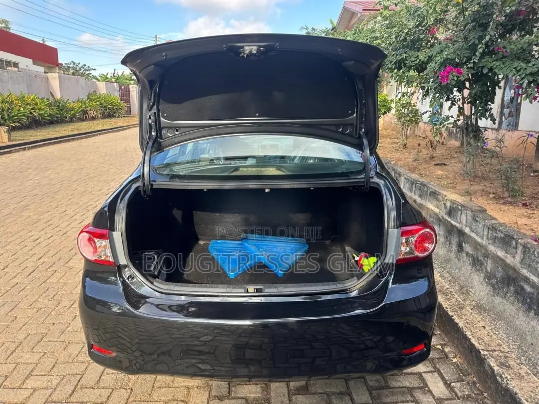 Toyota Corolla LE Special Edition 4dr Sedan (1.8L 4cyl 4A) 2013 Black