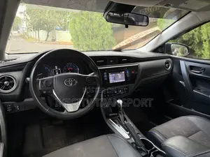 Toyota Corolla SE (1.8L 4cyl 6M) 2018 Gray