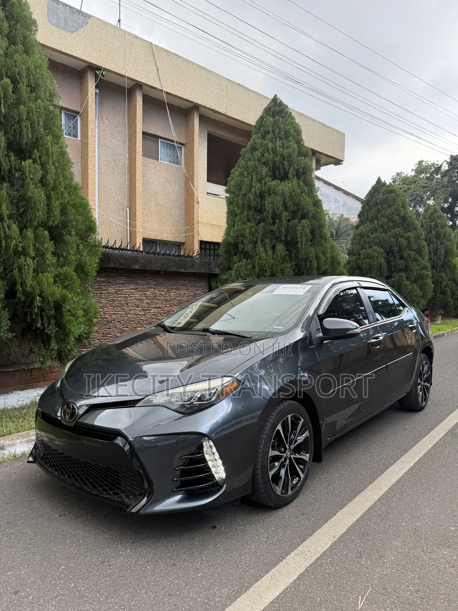 Toyota Corolla SE (1.8L 4cyl 6M) 2018 Gray