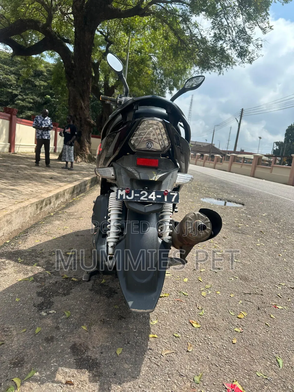 Yamaha 2000 Black