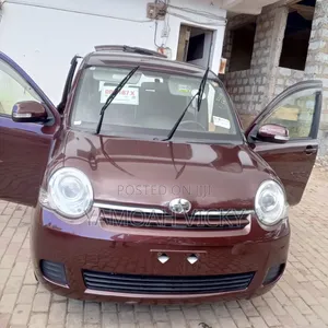 Toyota Sienta 2014 Brown