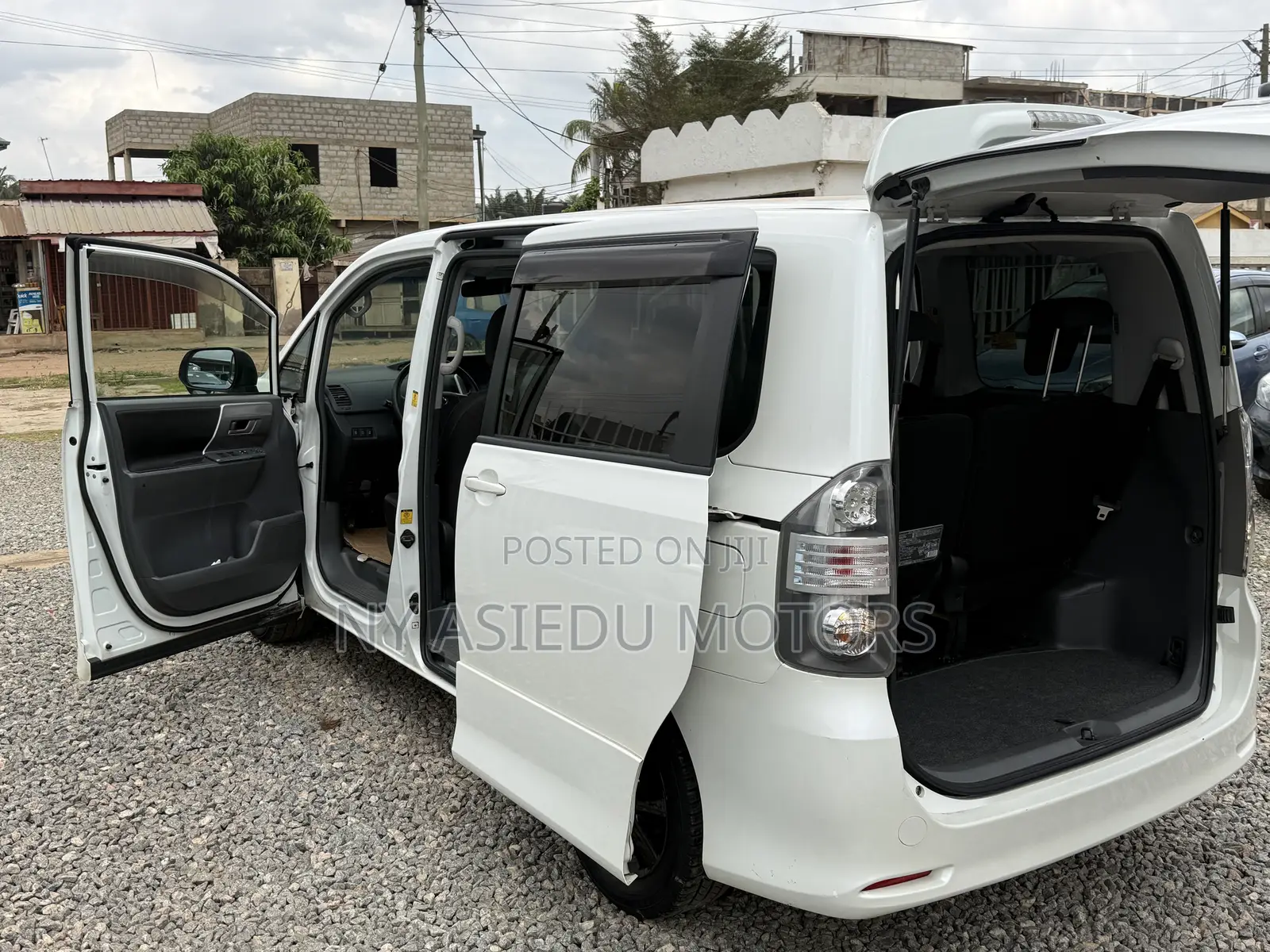 Toyota Voxy V 2WD 8-Seater 2010 White