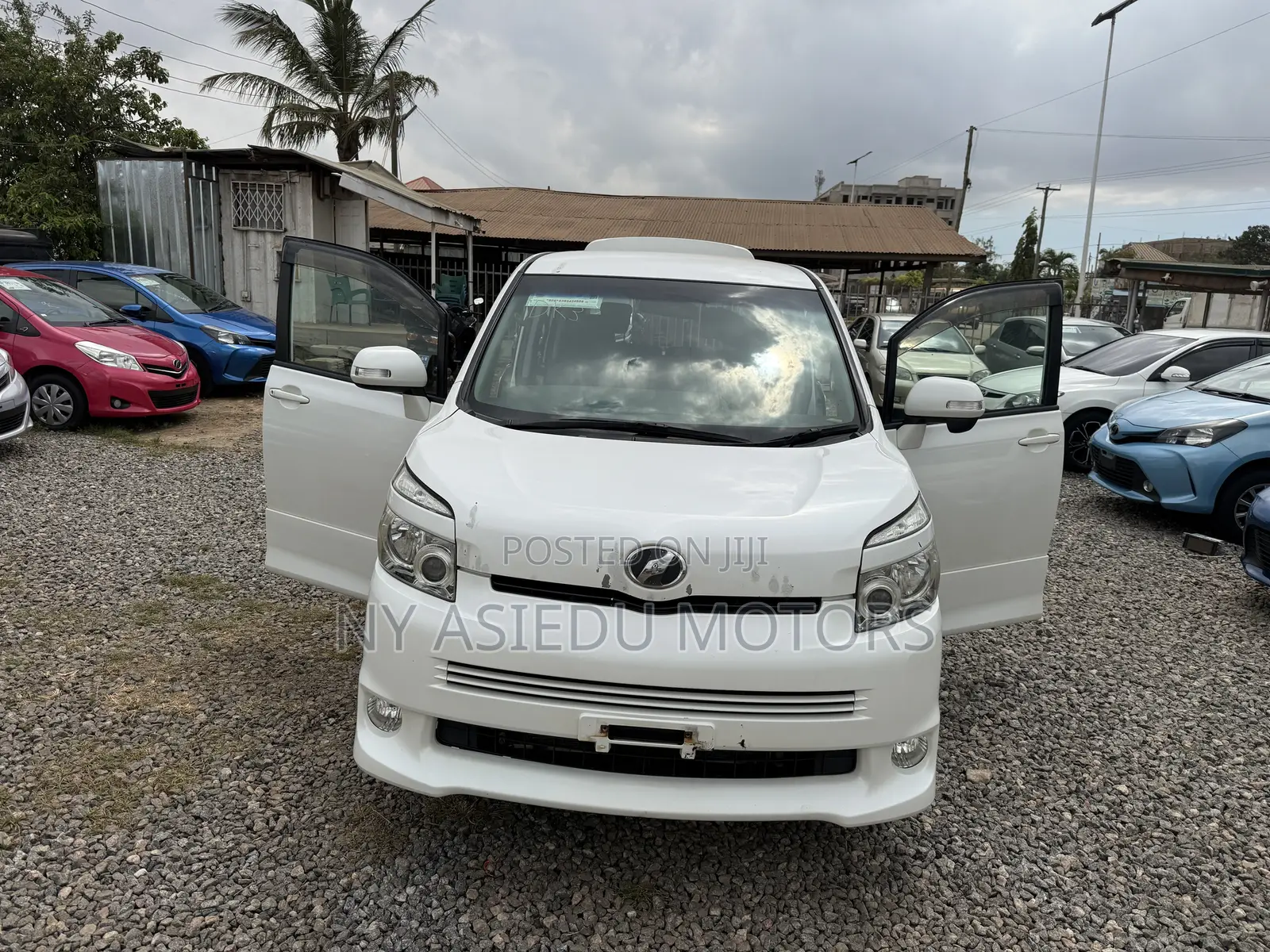 Toyota Voxy V 2WD 8-Seater 2010 White