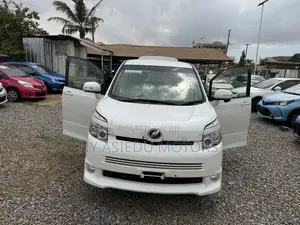 Toyota Voxy V 2WD 8-Seater 2010 White