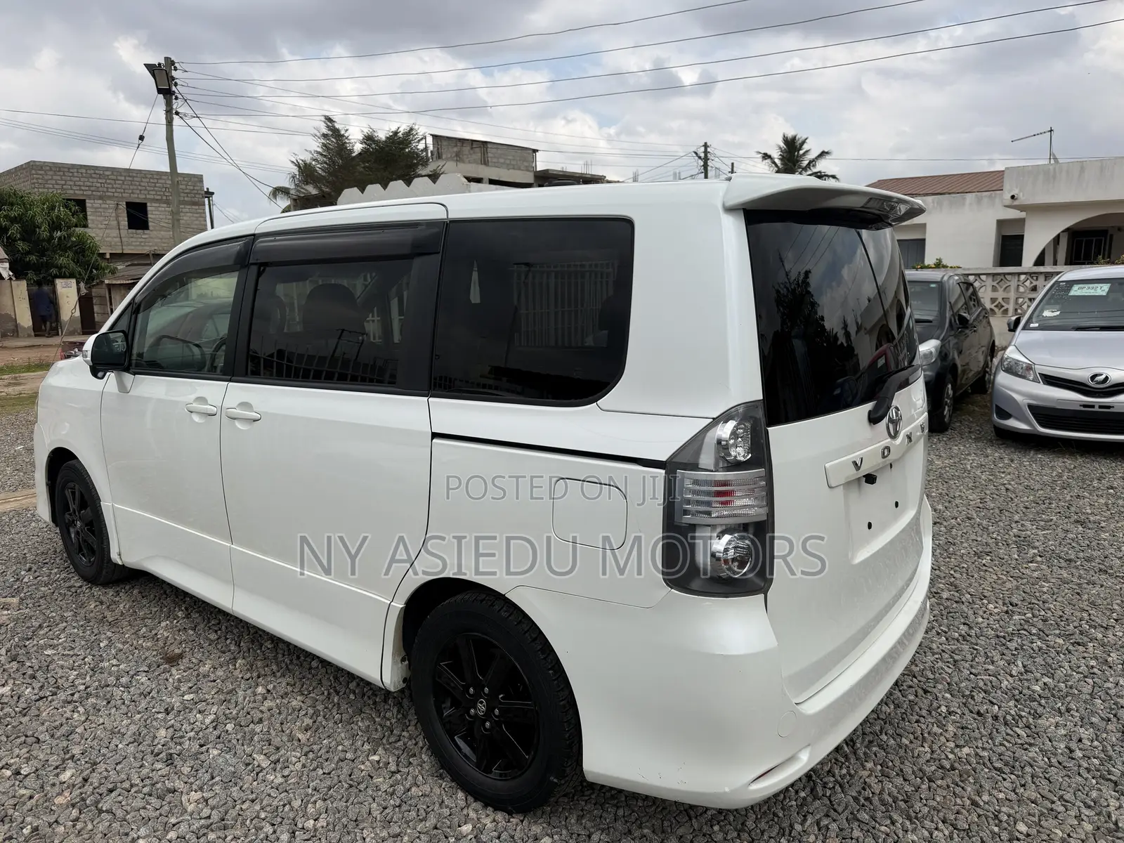 Toyota Voxy V 2WD 8-Seater 2010 White