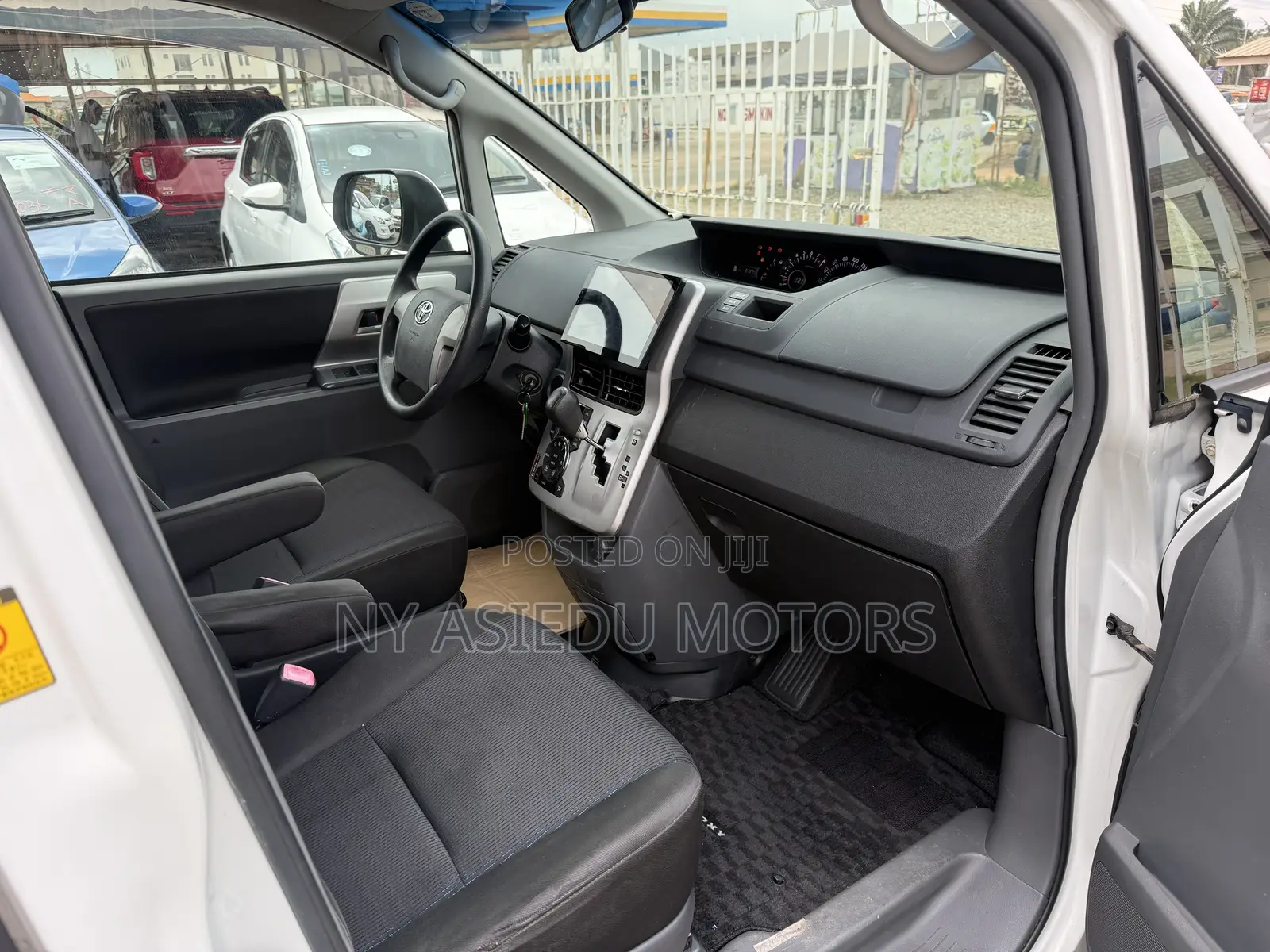 Toyota Voxy V 2WD 8-Seater 2010 White