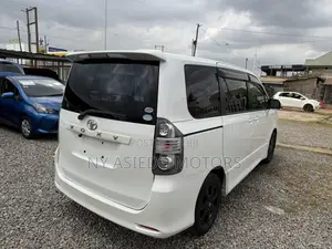 Toyota Voxy V 2WD 8-Seater 2010 White