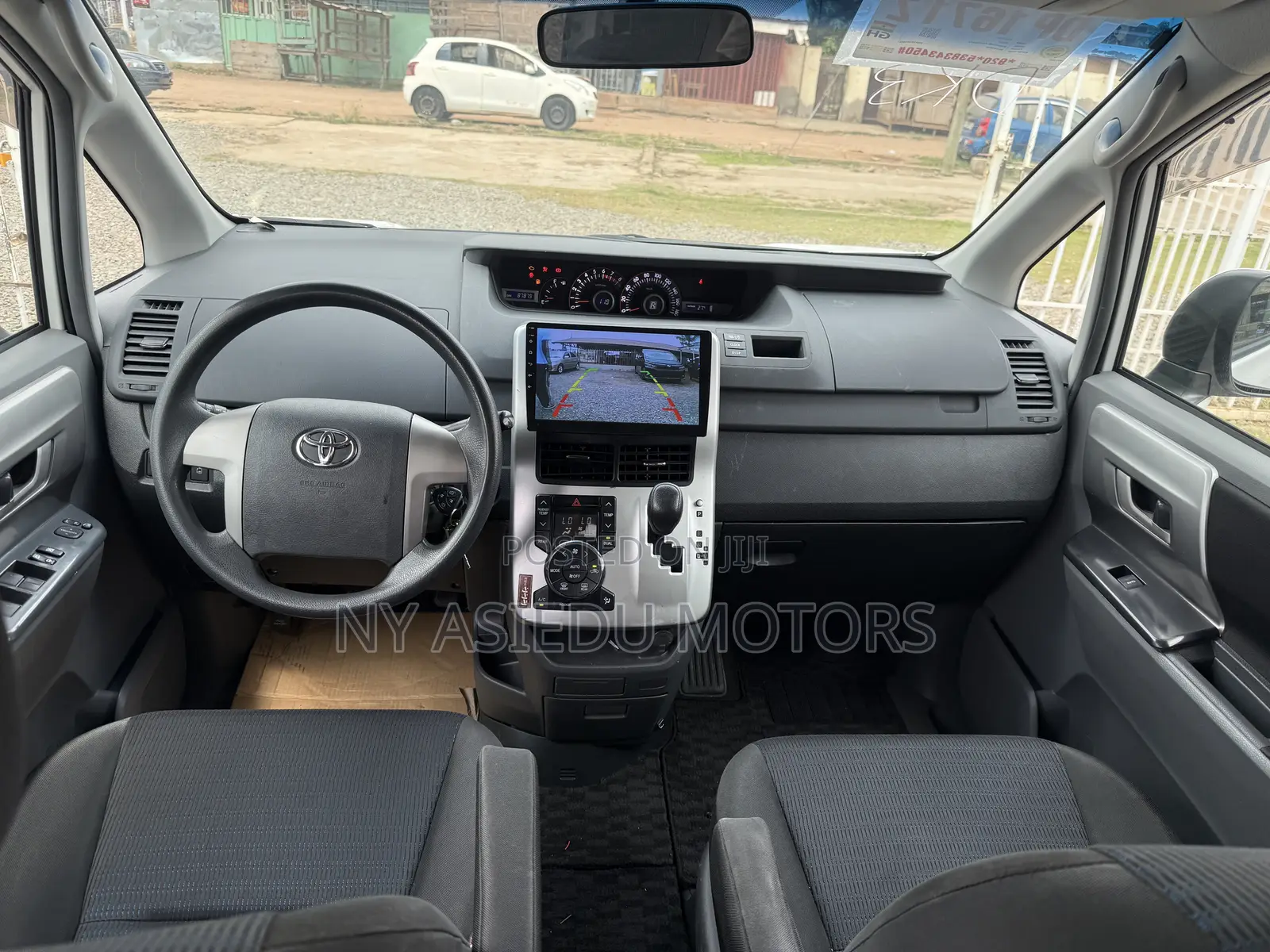 Toyota Voxy V 2WD 8-Seater 2010 White