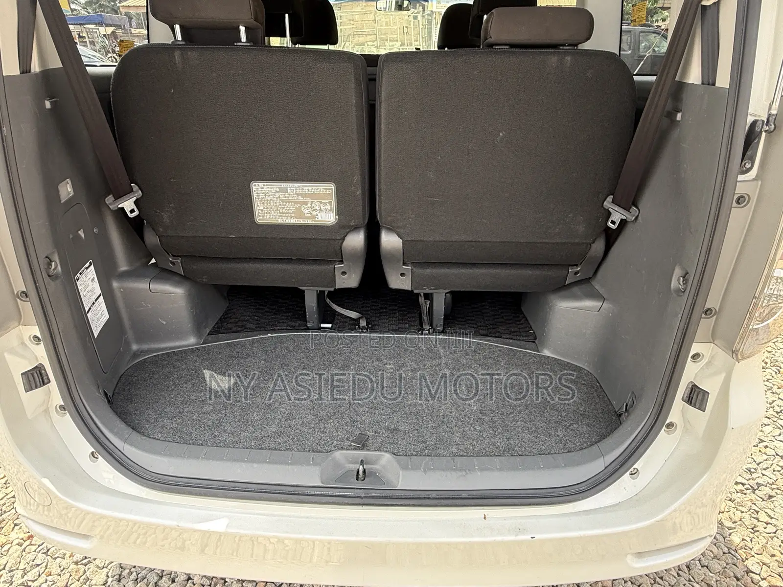 Toyota Voxy V 2WD 8-Seater 2010 White