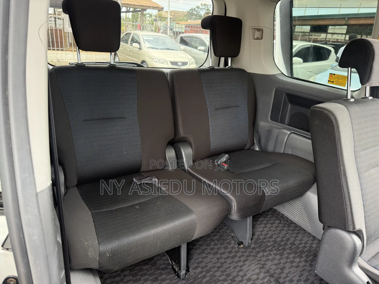 Toyota Voxy V 2WD 8-Seater 2010 White