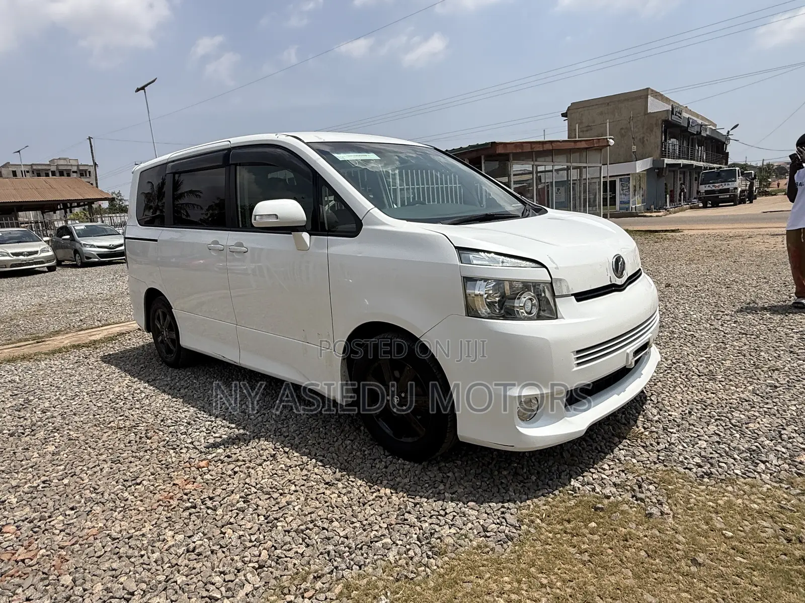 Toyota Voxy V 2WD 8-Seater 2010 White