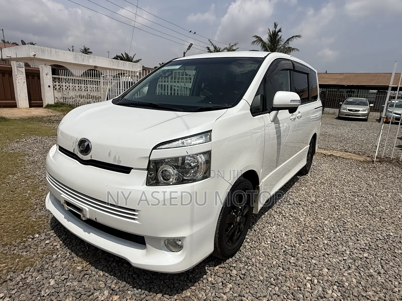 Toyota Voxy V 2WD 8-Seater 2010 White