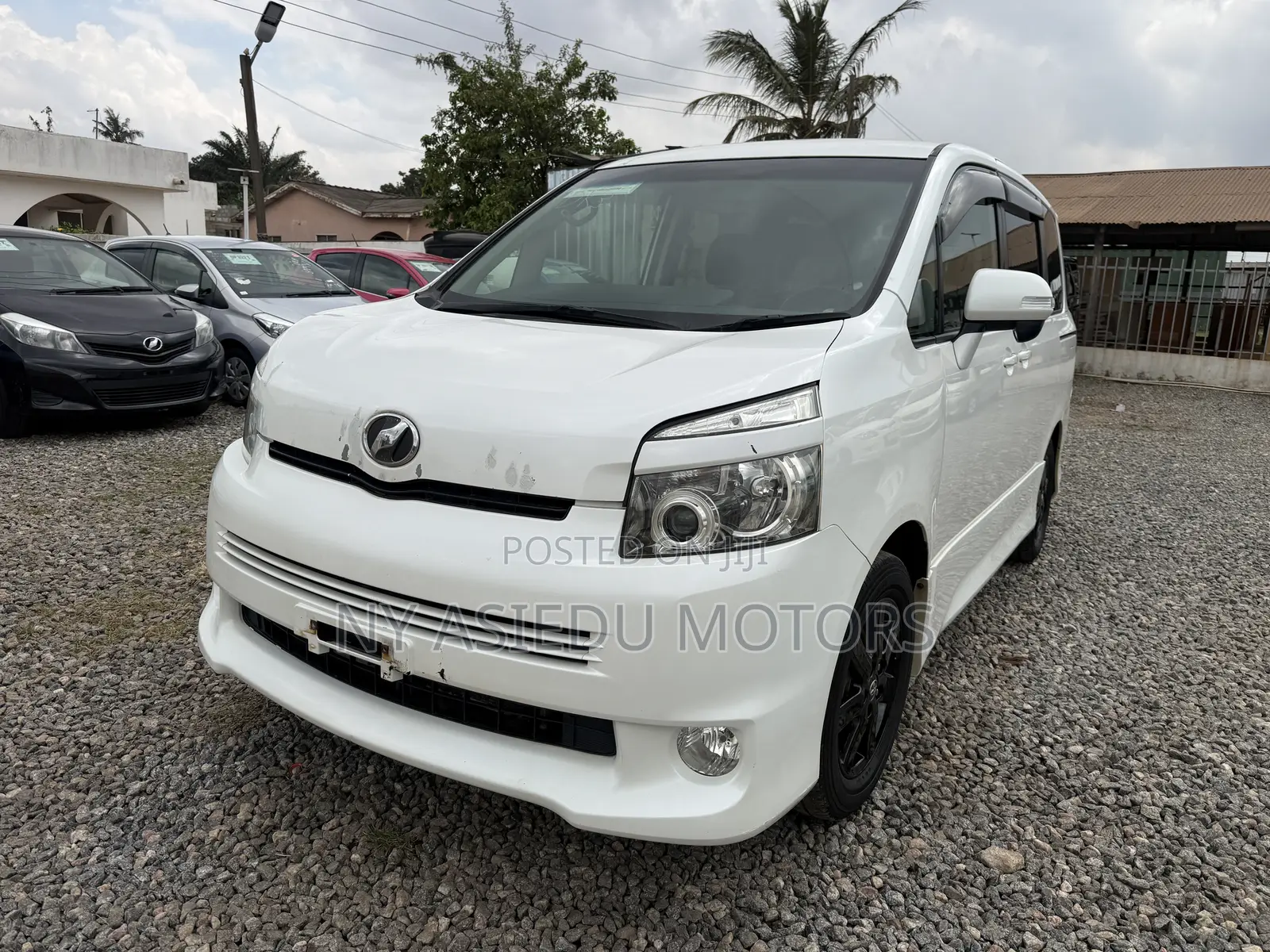 Toyota Voxy V 2WD 8-Seater 2010 White