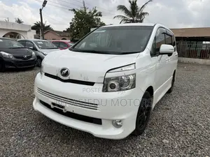 Toyota Voxy V 2WD 8-Seater 2010 White