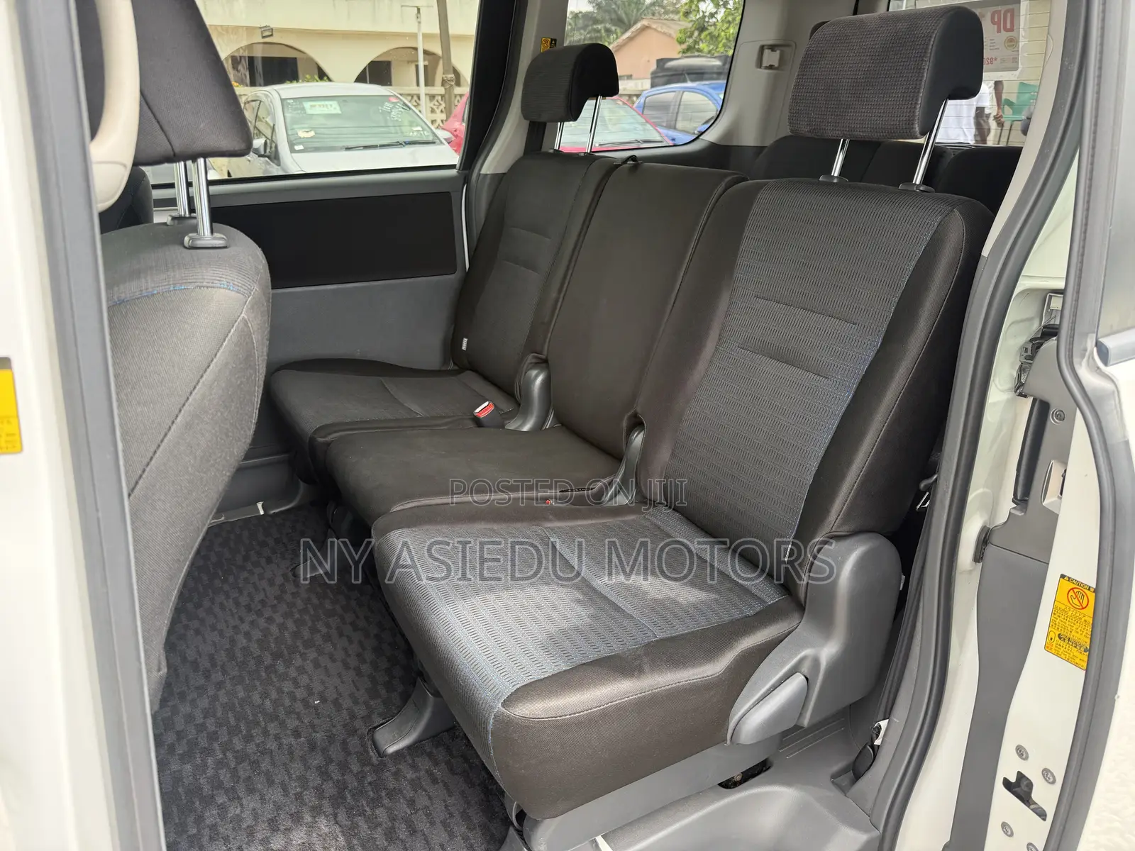 Toyota Voxy V 2WD 8-Seater 2010 White