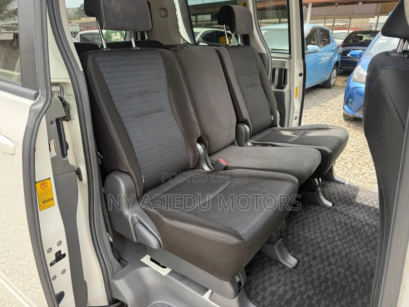 Toyota Voxy V 2WD 8-Seater 2010 White