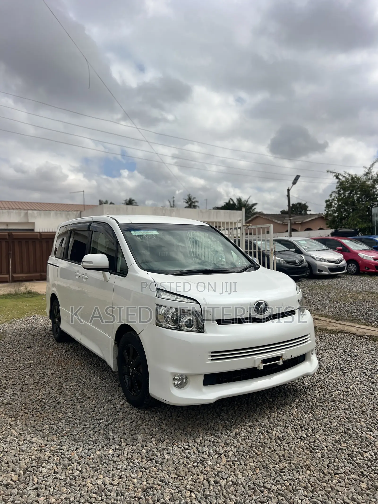 Toyota Voxy V 4WD 8-Seater 2011 White