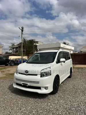 Toyota Voxy V 4WD 8-Seater 2011 White