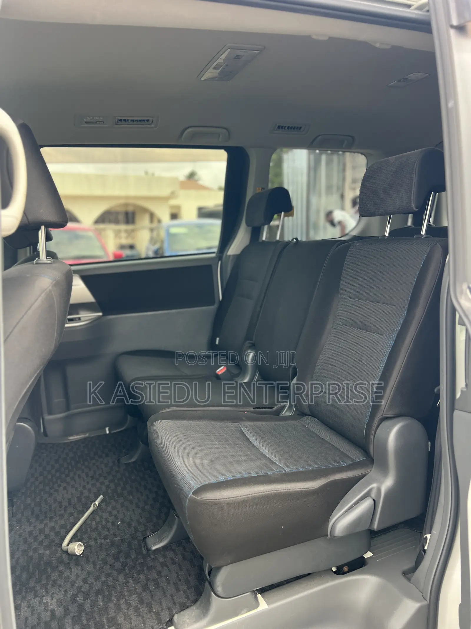 Toyota Voxy V 4WD 8-Seater 2011 White