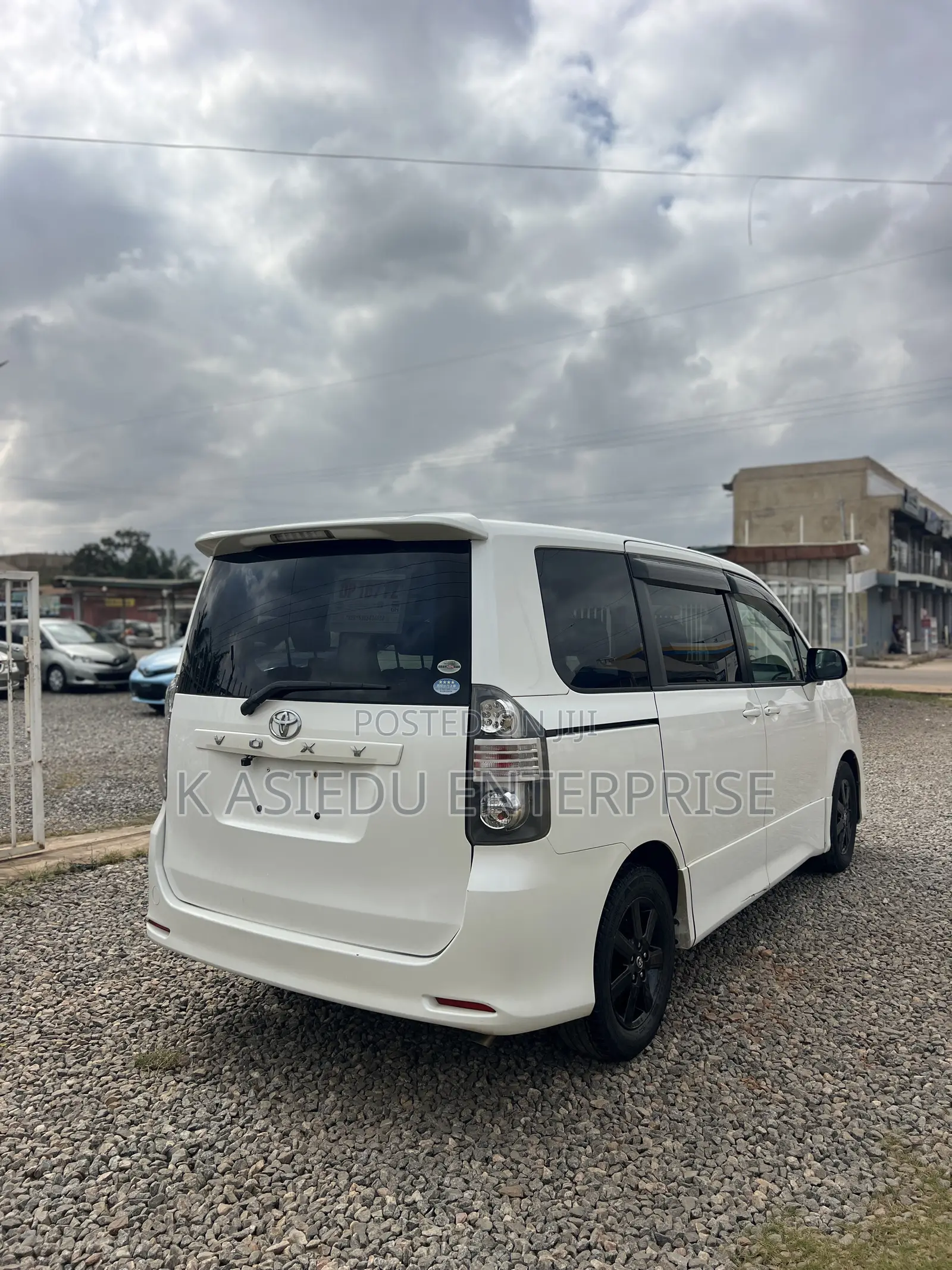 Toyota Voxy V 4WD 8-Seater 2011 White
