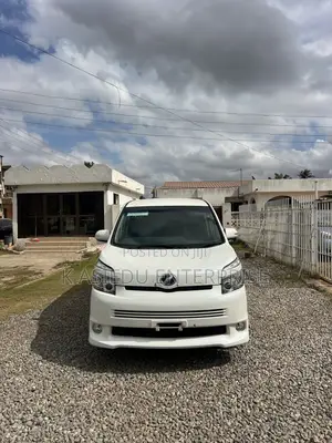 Toyota Voxy V 4WD 8-Seater 2011 White
