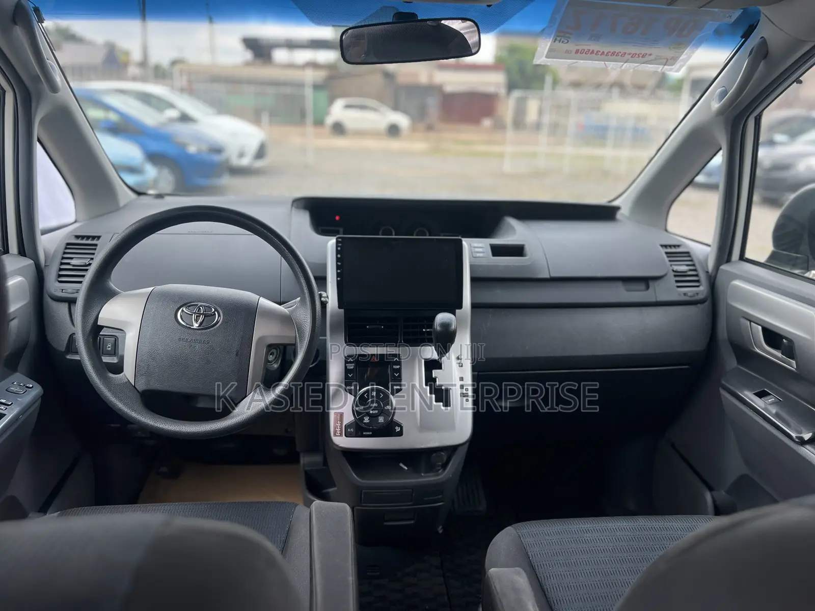 Toyota Voxy V 4WD 8-Seater 2011 White