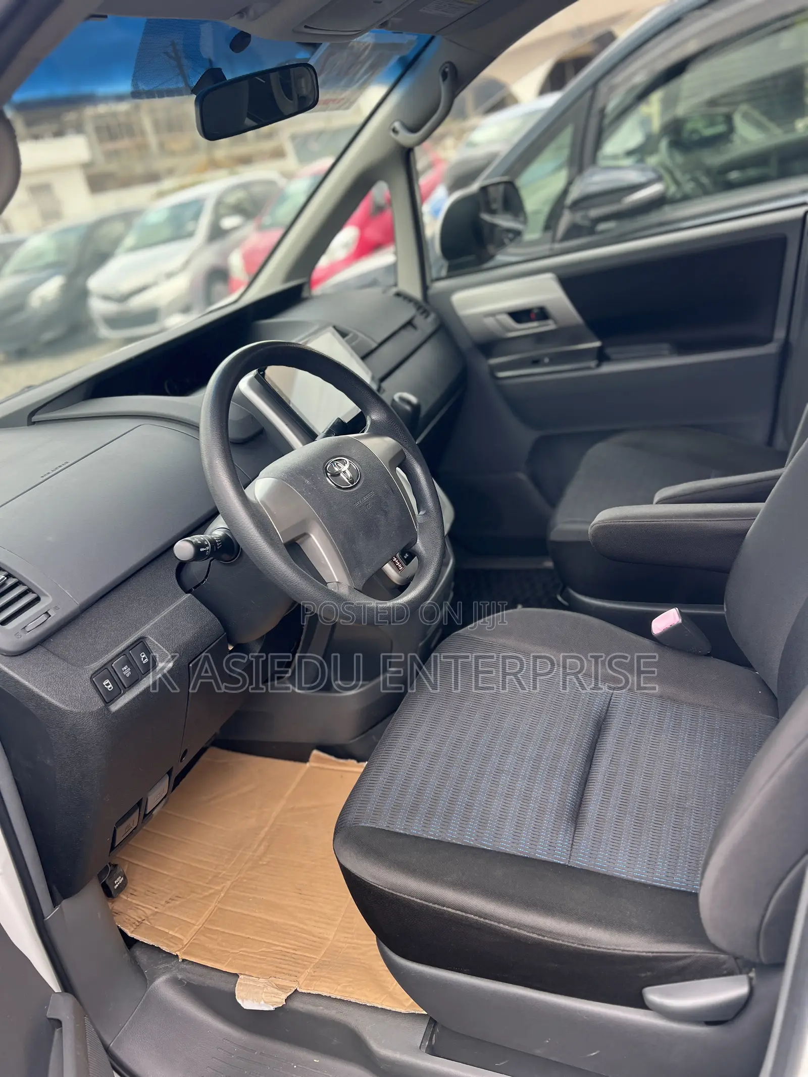 Toyota Voxy V 4WD 8-Seater 2011 White