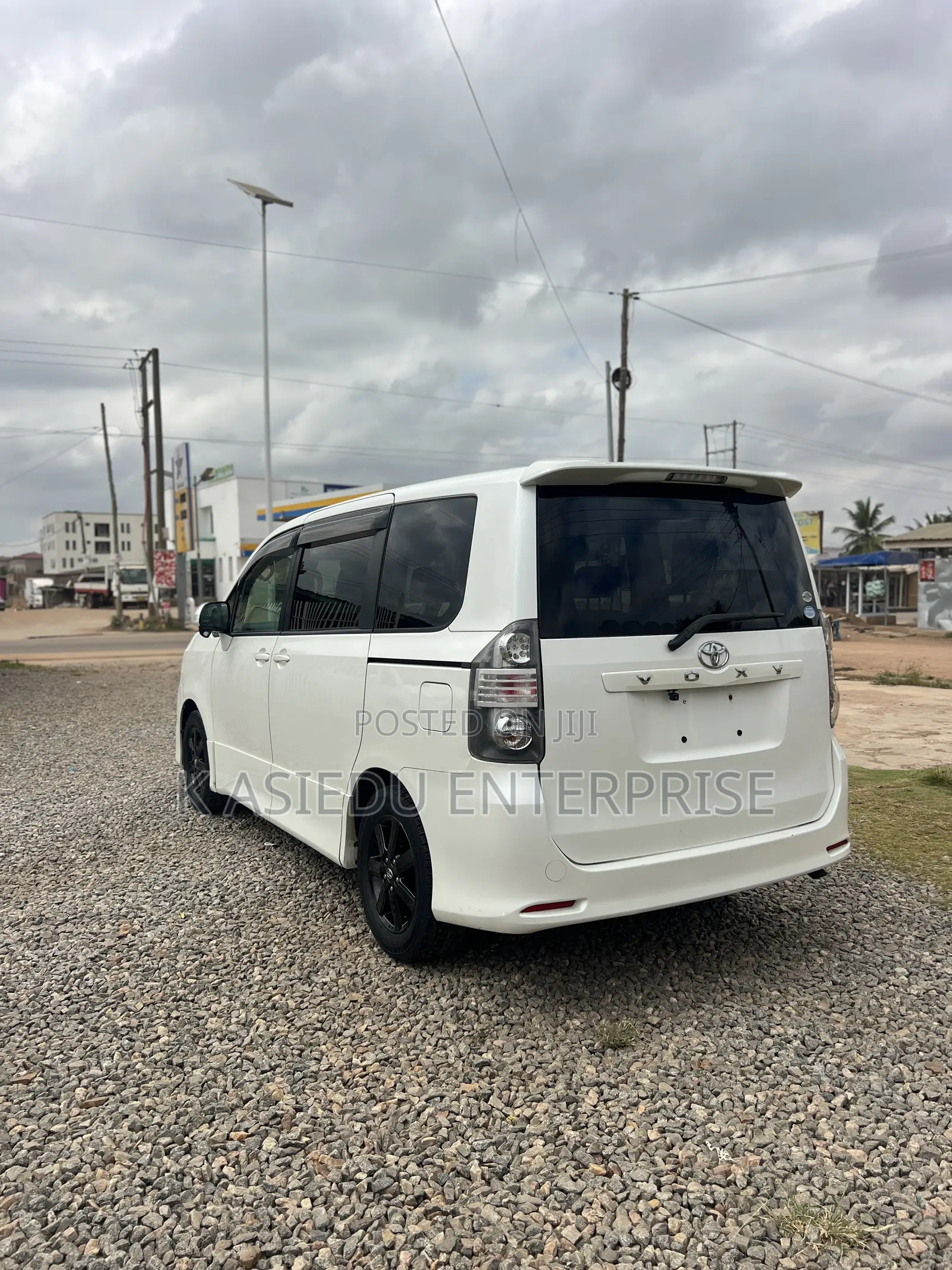 Toyota Voxy V 4WD 8-Seater 2011 White
