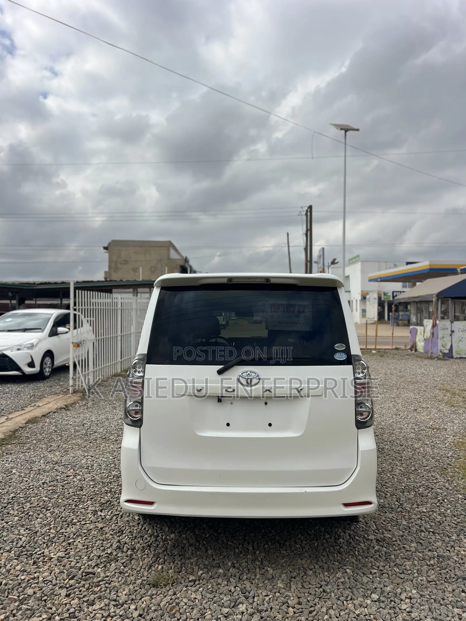 Toyota Voxy V 4WD 8-Seater 2011 White