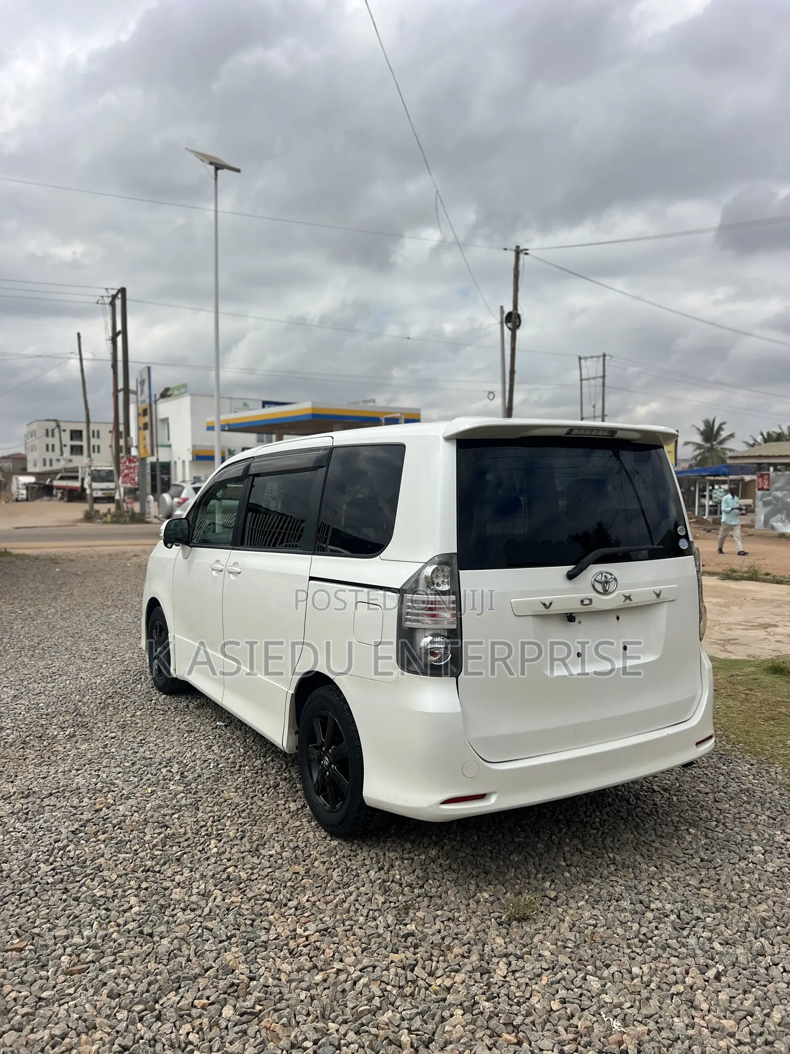 Toyota Voxy V 4WD 8-Seater 2011 White
