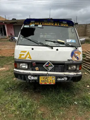 Nissan Caravan (Urvan) 2002 White