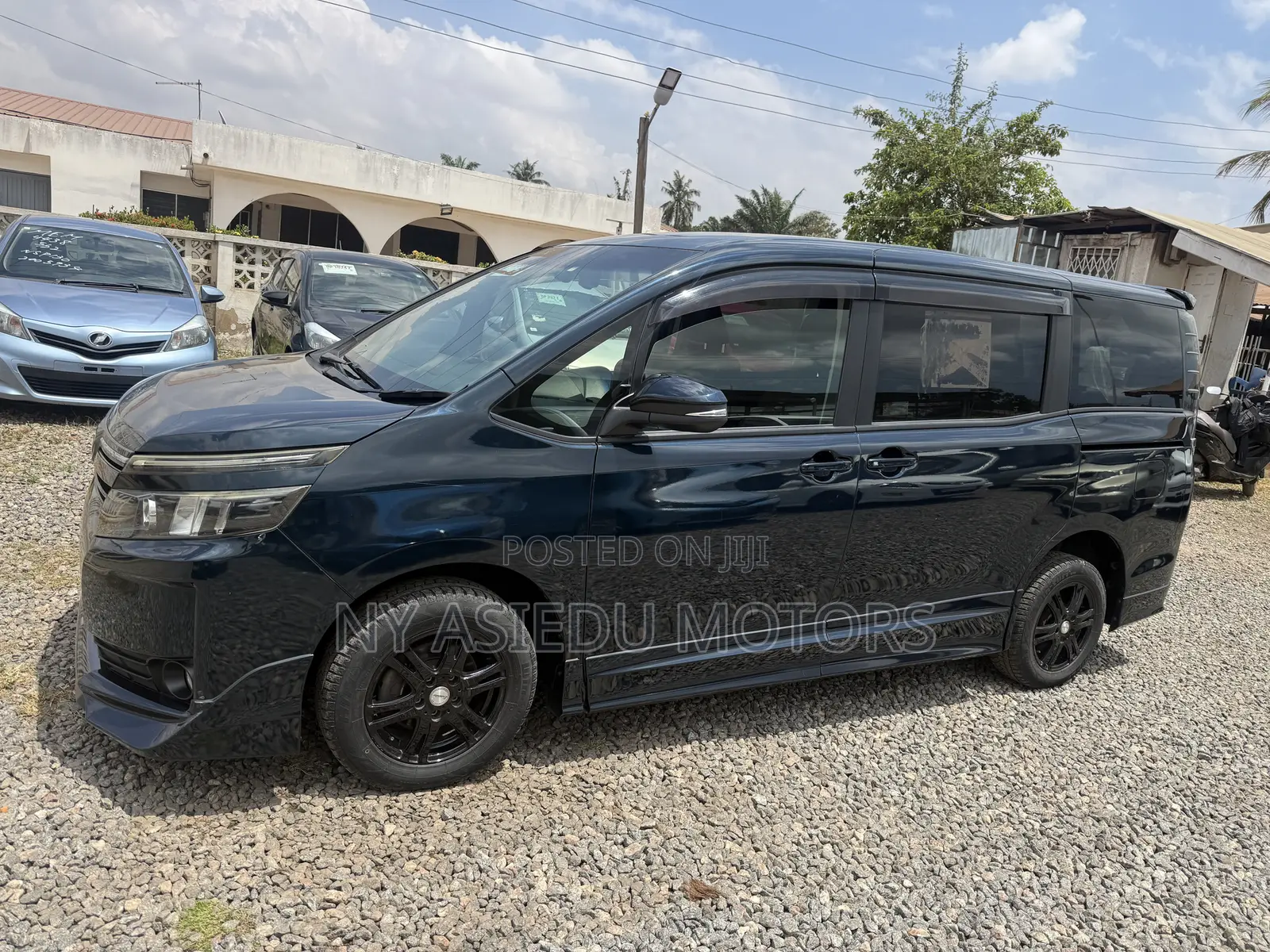 Toyota Voxy V 2WD 8-Seater 2014 White