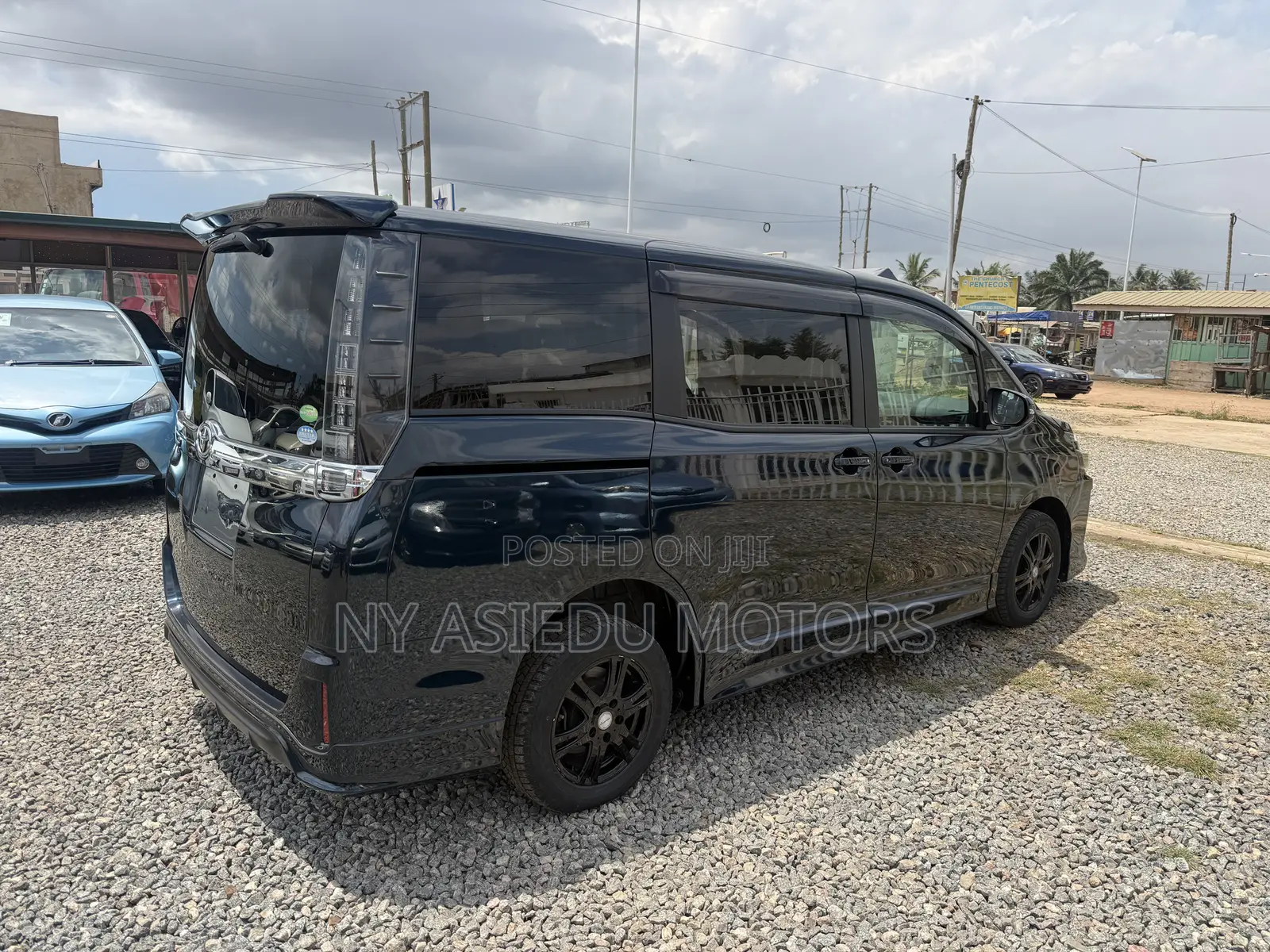 Toyota Voxy V 2WD 8-Seater 2014 White