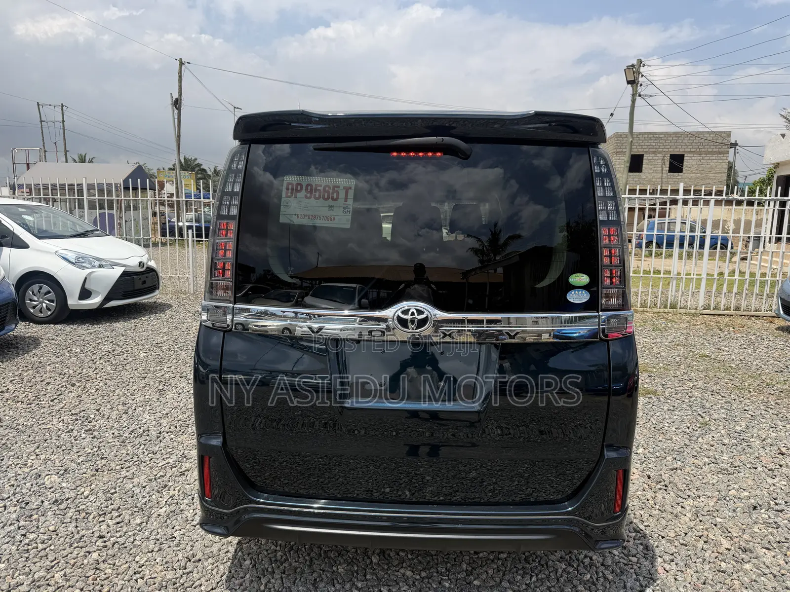 Toyota Voxy V 2WD 8-Seater 2014 White