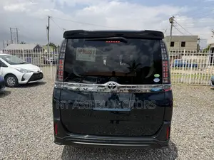 Toyota Voxy V 2WD 8-Seater 2014 White