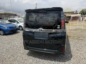 Toyota Voxy V 2WD 8-Seater 2014 White
