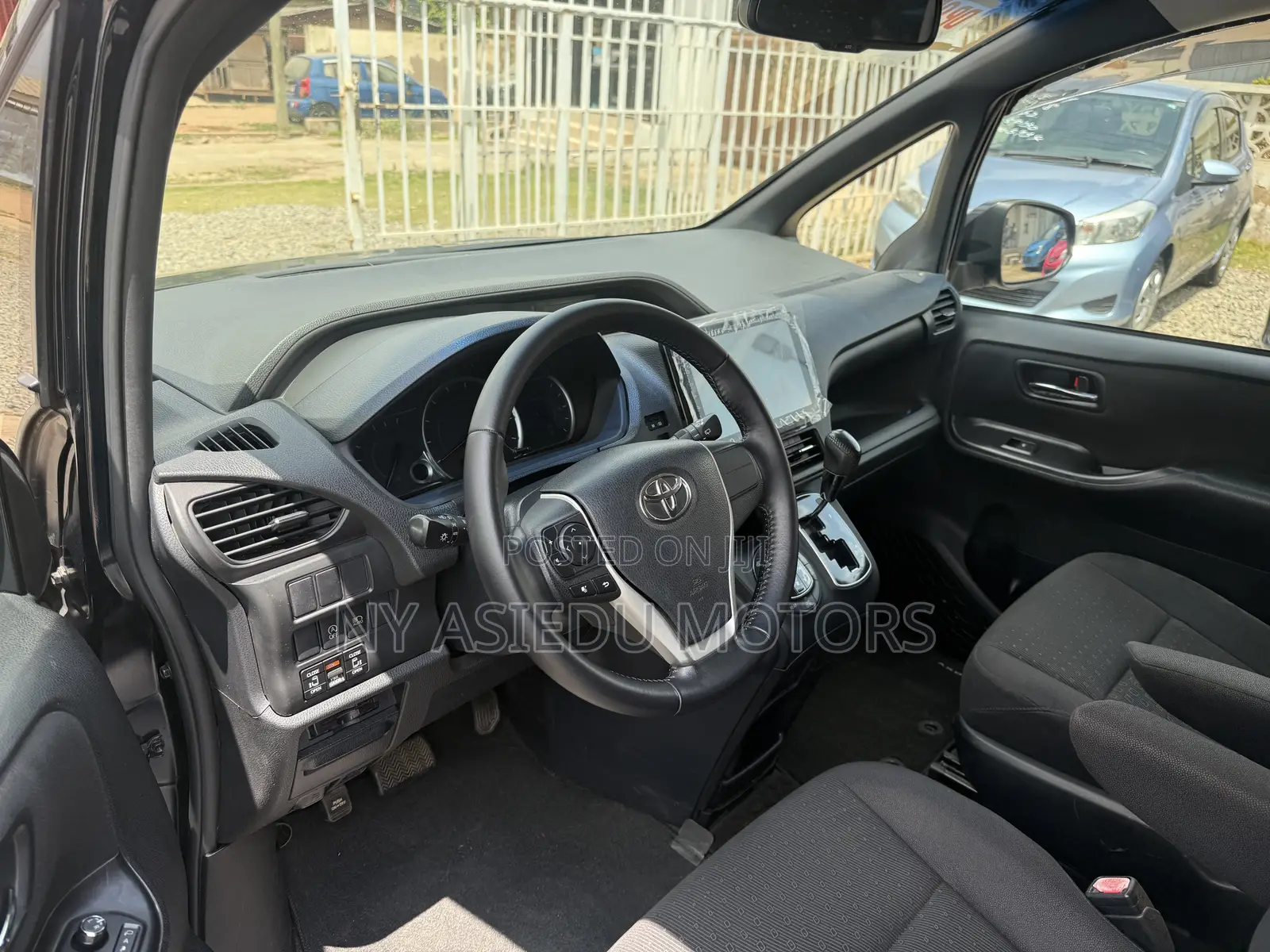Toyota Voxy V 2WD 8-Seater 2014 White